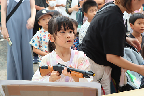 射的を楽しむ子どもたち