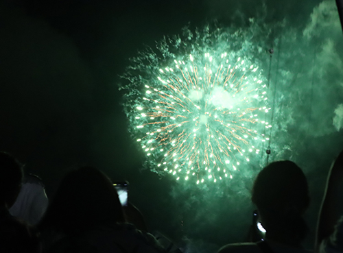 約１５分間の花火が油谷の夜空を舞った