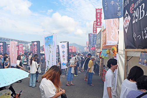 美味しそうなやきとりの匂いと熱気が充満する会場