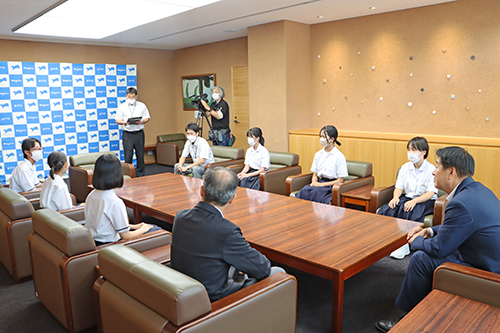 ベトナムで学んだことを1人ずつ市長に報告