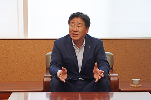 「今回学んだことを学校でみんなにも伝えてほしい」と話した江原市長