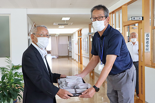 特別養護老人ホームへき楽園の光井施設長に鯨肉が贈呈