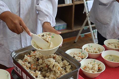 地元産のさざえを使ったさざえ飯