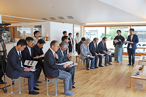 開会セレモニーには萩焼深川窯の8人作家と来賓が出席