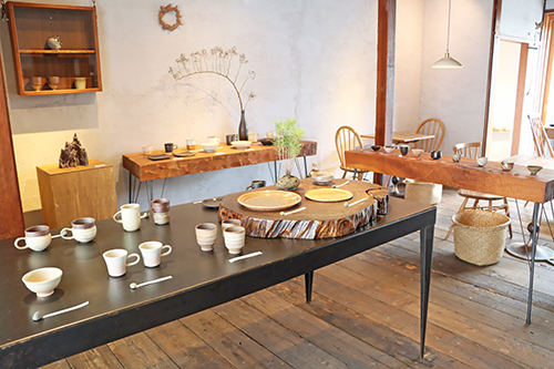 「cafe＆pottery音」ではカップやお皿など日常に取り入れやすい作品が展示