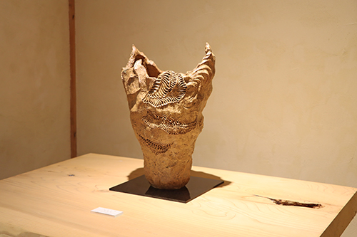 「おとずれ堂」には茶陶やオブジェなど作家性の強い作品が展示