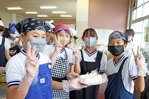 大津緑洋高校の生徒と明倫小学校の児童が塩むすびを試食