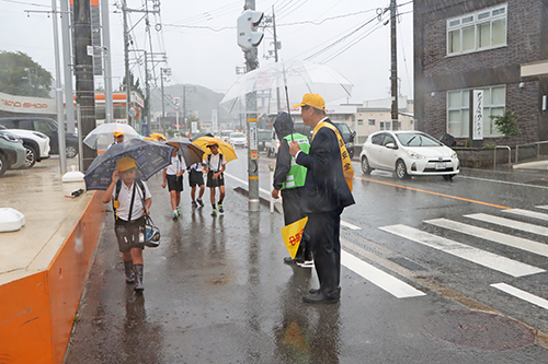 雨の中でも、子どもたちは大きな声であいさつして登校