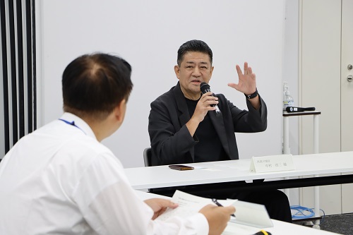 それぞれが自己紹介の後に意見を発表