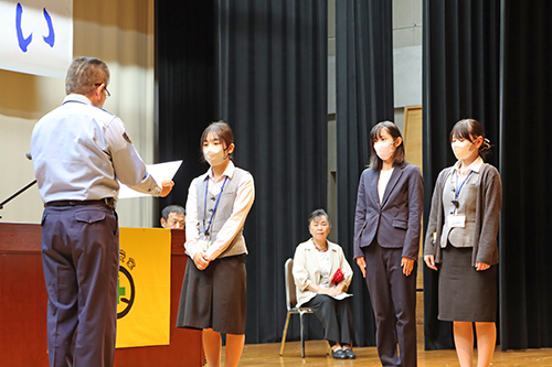 令和4年度交通安全アテンダントを務めた3人に感謝状