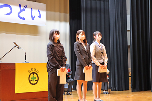 令和5年度交通安全アテンダントを務める3人に委嘱状が手渡された