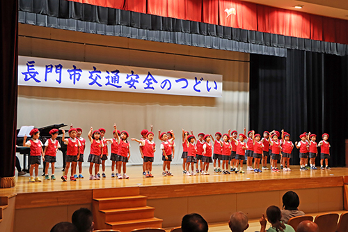 深川幼稚園の園児が3曲の合唱を披露