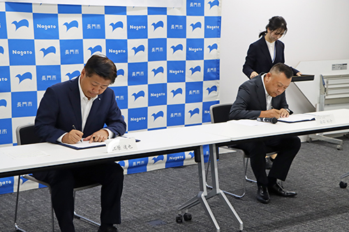 包括連携協定書に署名
