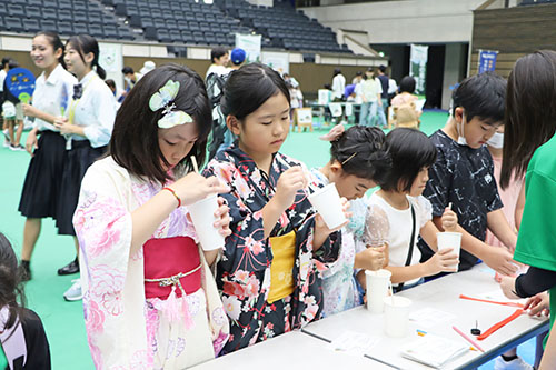 バスボム作りを体験する子どもたち