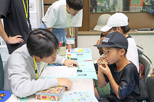 ウグイス笛を作成し、試しに吹いてみる児童
