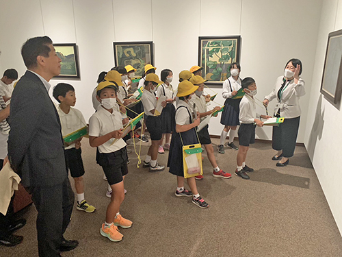 学芸員による展示作品の解説が行われた