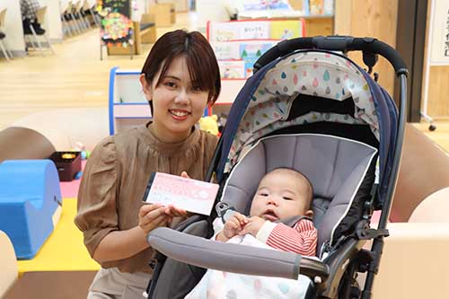 応援券を受け取った田中舞菜さん