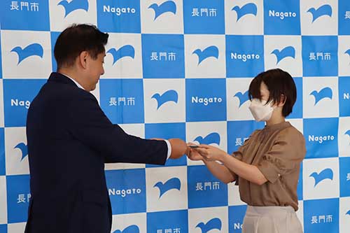 江原市長から「すくすく赤ちゃん応援券」が交付