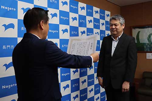 寄附に対し、江原市長から感謝状が贈呈された