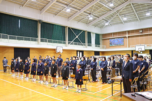 参加者全員で通小学校の校歌を歌う
