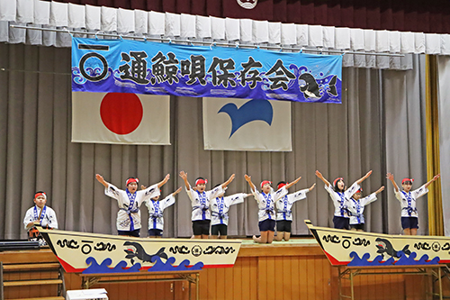 児童が通鯨唄「祝え目出度」を披露