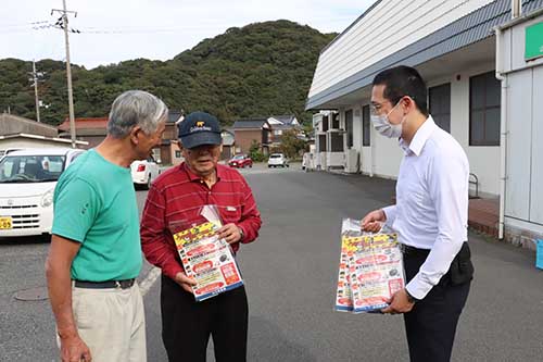 市内のスーパーＡＴＭ前で消費者被害未然防止の啓発活動を行った