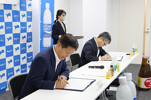 包括連携協定書に署名を行う