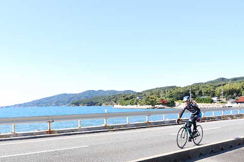 油谷の景色を楽しみながら颯爽と駆け抜けるライダー