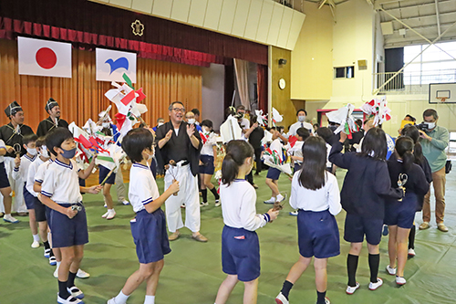 明倫小学校で開催された滝坂神楽舞の体験学習