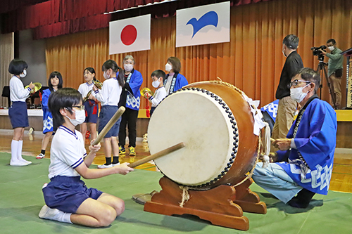 太鼓の叩き方やリズムを学ぶ
