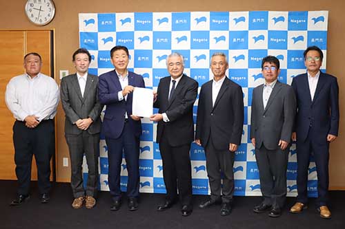 観光コンベンション協会から江原市長へ要望書が渡された