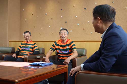 ラグビーに出場する浜田さんと（右）と渡邉さん（左）