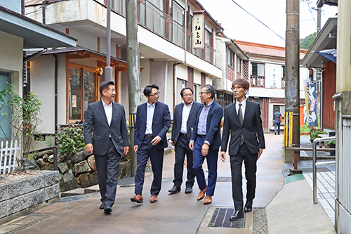 株式会社瀬戸内ブランドコーポレーションの関係者が俵山温泉街を視察