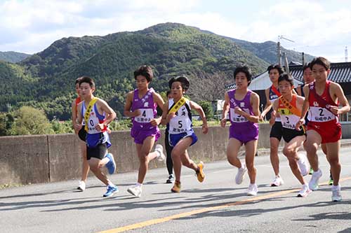 参加１４チームが三隅中学校前を一斉にスタート
