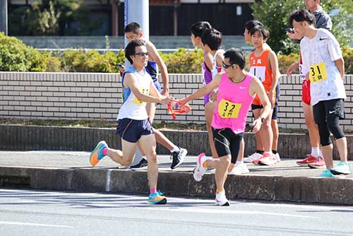 チーム全員の思いを込めた襷をつなぐ