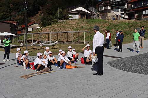 長門湯本オソト協議会と向陽小学校の６年生が清掃活動を行った
