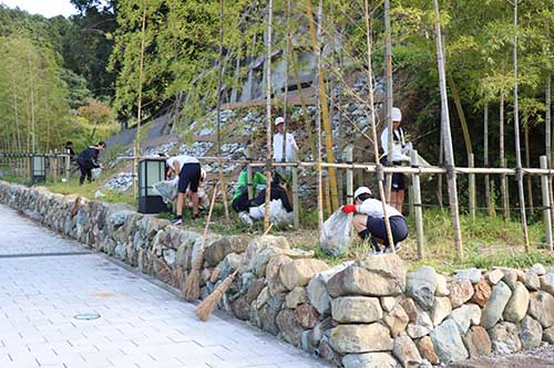 恩湯広場周辺の草を丁寧に抜く児童たち