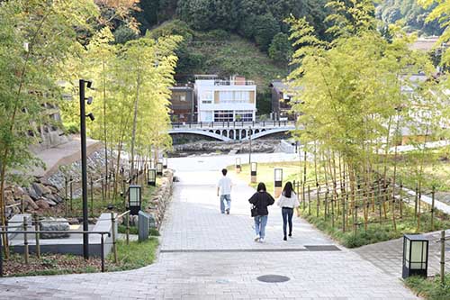 作業後、綺麗になった恩湯広場周辺