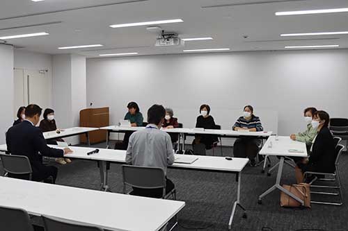 『性別にかかわりなく、あらゆる分野で活躍できるまちづくり』をテーマに８人が意見交換