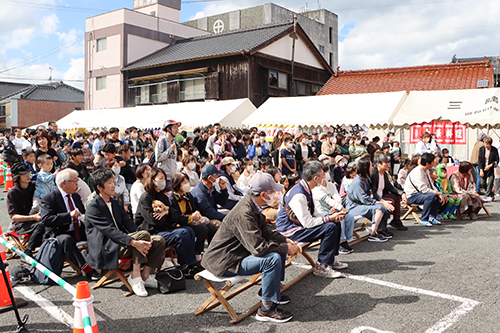 会場には市内外から多くの人が訪れた