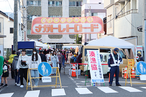 JR長門市駅北口でナガトレトロが開催