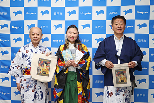 岩田さんが俵山をイメージしてプロデュースした浴衣を着て記念撮影