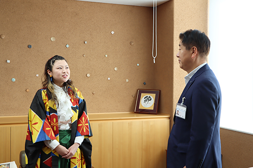 江原市長は3年間の活動をねぎらい、岩田さんのこれからの活動に期待