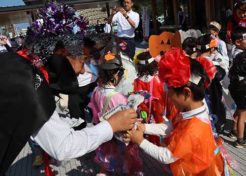 江原市長から園児にお菓子が手渡された
