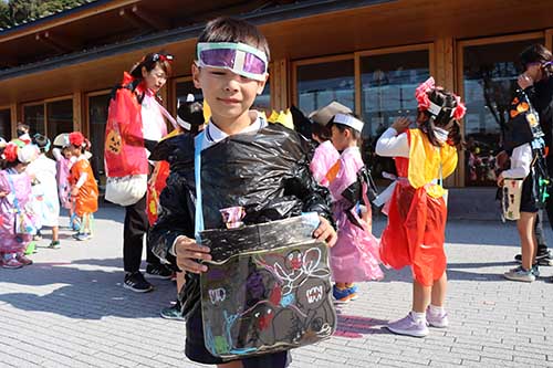 自分でデザインした衣装とバック
