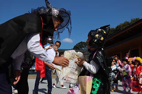 ６月に園児から贈呈されたひまわりから取れた種をプレゼント