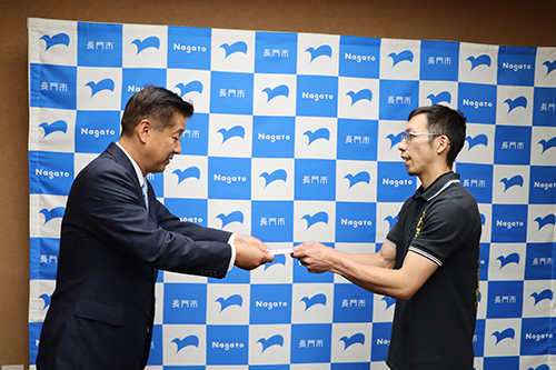 江原市長から激励費が送られる