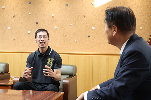 白濱さんは「左右両方での優勝を目指したい」と意気込みを話した