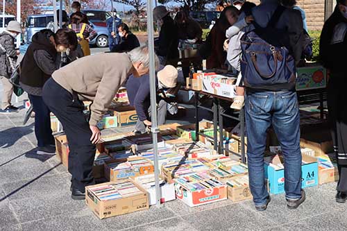 人気の古本市を楽しみに多くの人でにぎわっていた
