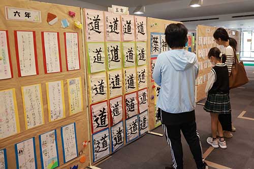 会場には、絵画、写真、書、生花、パッチワークなどの作品が展示される